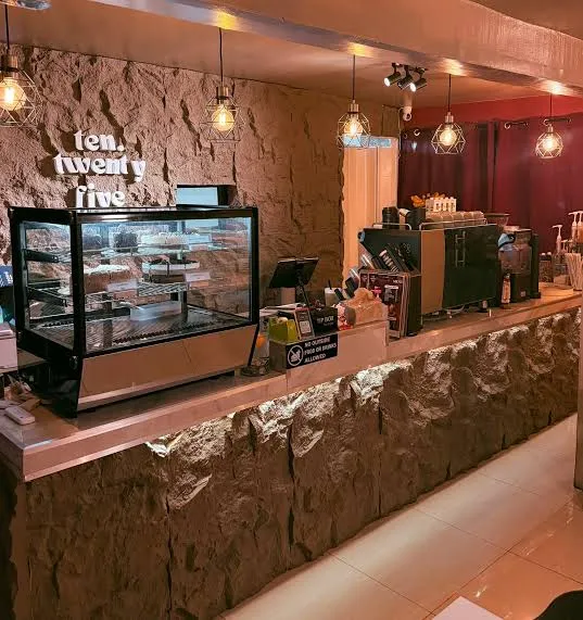 10.25 Café
