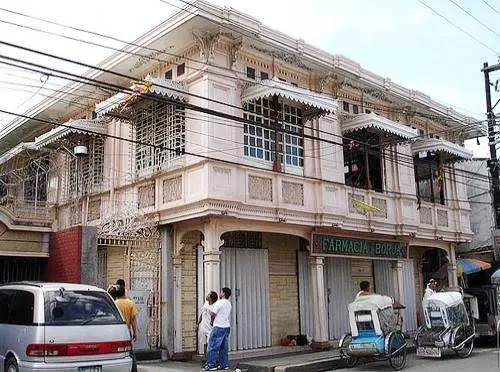 Borja Ancestral House / Farmacia Borja